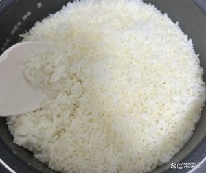 米饭没熟硬邦邦的是什么情况_煮米饭夹生？水米比例和火候是关键！