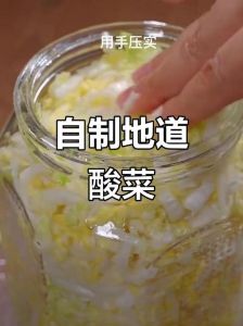 东北用大缸生腌制酸菜方法_选对白菜是关键