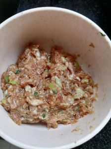 菠菜馅饺子的做法_烫菠菜炒鸡蛋煮饺子，家的味道！