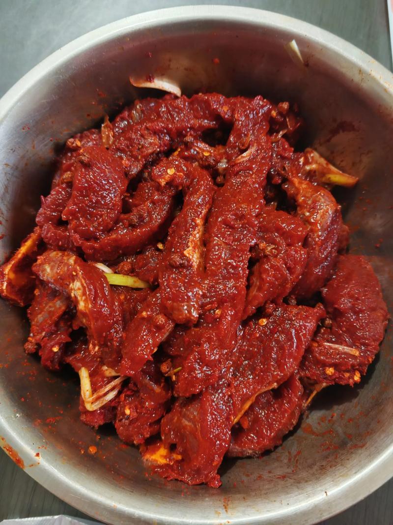 腌咸牛肉的正确方法_选肉切块，盐酱腌3-5天，风干冷冻，风味独特！