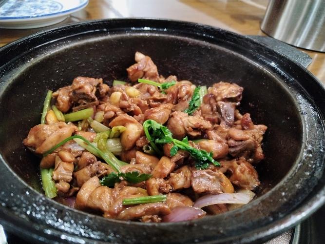 清炖烧鸡公的家常做法_湘南烧鸡公，家常做法，酱香鲜辣！