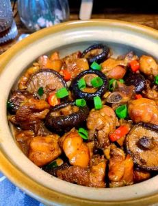 冬菇焖鸡广东做法_冷水泡发，焖煮入味