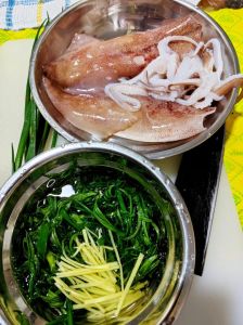 一口鱿焯水多久白灼_白灼鱿鱼时间看薄厚，新鲜快煮，冷冻稍长