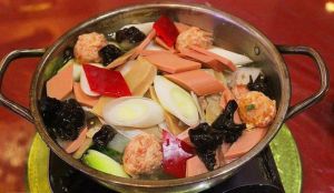 三鲜火锅有哪些食材_棒骨汤底三鲜锅，新鲜食材加芝麻酱，在家团圆好滋味！