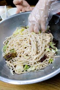 湿面条蒸多久能熟_蒸面条防粘连技巧，湿面条怎么蒸？