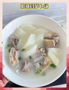 风干萝卜腊排骨汤的家常做法_暖心萝卜腊排骨汤，家常美味易做法