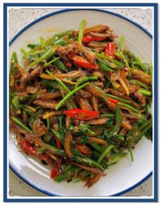 干小鱼炒辣椒家常做法_邳州小鱼干炒辣椒，香辣下饭！
