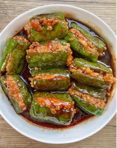 肉馅虎皮尖椒的做法_自家尖椒包肉馅，煎至金黄酱香，下饭美味！