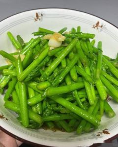 芦笋炒之前焯水几分钟_焯水炒芦笋保脆去酸，口感好