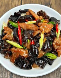 芹菜木耳炒肉的做法_芹菜木耳炒肉，简单美味家常菜！