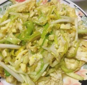 蒜黄炒蛋的家常做法_清香嫩滑，简单美味家常菜