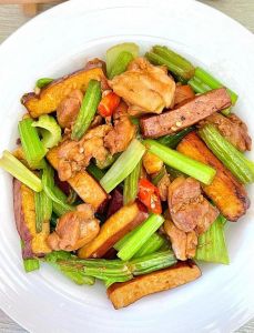 豆干炒芹菜家常做法_芹菜炒豆干，爽脆可口家常菜