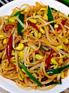 家常炒黄豆芽正宗做法_黄豆芽炒胡萝卜，爽脆下饭，家常美味！