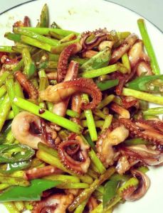 大鱿鱼须怎么处理_搓洗去腥剪掉位，焯水脆弹吃鱿鱼须