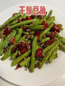 炒毛豆角的家常做法_大火快炒毛豆角，加调料入味香