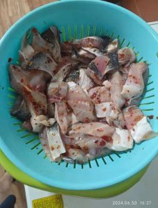 家常糟鱼的简单做法_炸鱼卤白菜，骨酥烂味美