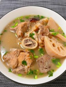 莲藕炖肉的做法_客家藕炖五花肉，肥瘦相间，软糯香甜！