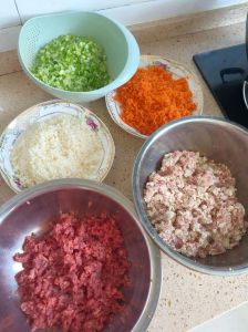 芹菜香菇饺子馅的做法_芹菜香菇猪肉饺，营养美味做法分享