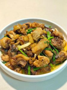 粤菜姜葱炒鸡的做法_腌透煎金黄，加葱调味