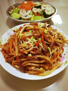 豆芽菜炒饼的家常做法_炒饼配豆芽，绿豆脆黄豆弹，手艺活！