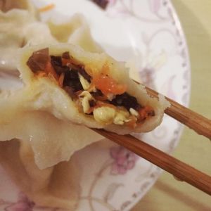 鱼肉胡萝卜木耳饺子馅的做法_熬香葱油调肉馅擀饺子皮，学做木耳胡萝卜水饺！