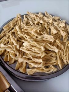 自家炸果子做法_过年炸果子，外酥里软嘎嘣脆！
