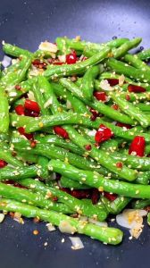 猪肉干煸豆角最正宗的做法_郫县豆瓣酱炒豆角，香脆入味秘诀