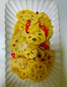 素炒莲藕的家常做法_素炒莲藕香又脆，外婆榨菜油更提味