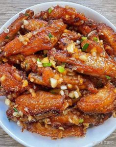 炒鸡翅中的家常做法_可乐红烧剁椒脆皮酱油味各不同