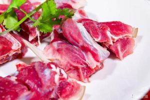 羊前夹肉是哪个部位_胸部嫩肉，慢炖烤制更入味