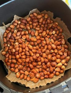 油炸花生米炸几分钟_洗后炸花生米，油没过心，中火转大火，金黄就熟了