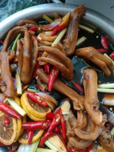 口味鸭掌图片大全_鸭掌营养丰富，做法多样，适合润肺补血，但要注意适量食用