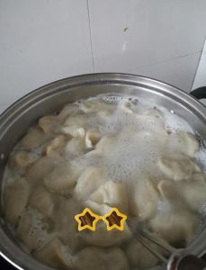 肉水饺煮几分钟_煮饺子时间多变化，看饺子浮起就熟了！