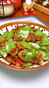 梅豆角炒肉的家常做法_家常美味，祛湿下饭！