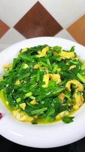 鸡蛋炒韭菜做法_韭菜炒蛋，葱香嫩滑好做法