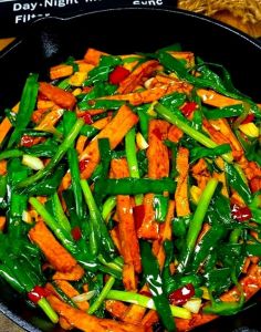 香干炒韭菜的家常做法_韭菜香干炒着香，2比1配比火候足