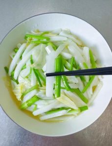 芹菜不焯水炒几分钟熟_芹菜猪油快炒，脆嫩爽口，一招鲜！