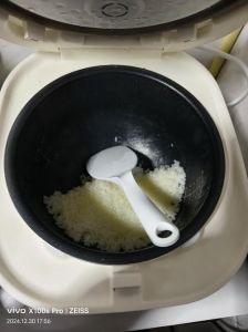 电饭煲能蒸小米饭吗_防糊底，加配料