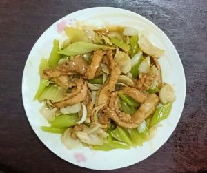 肉炒百合的家常做法_百合炒五花肉，脆嫩可口营养佳