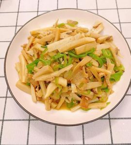 素菜杏鲍菇的家常做法_家常素炒杏鲍菇，鲜嫩清香，简单美味！