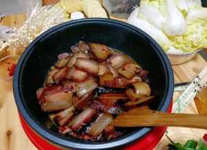 香菇笋干炖肉的简单家常做法_香菇笋干炖五花肉，鲜香入味，家常美味！