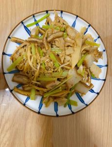 干笋干炒肉的家常做法_干笋炒五花肉，选料泡发调料好，火候到位香又鲜！