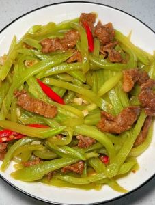 莴笋片炒肉丝的家常做法_莴笋肉丝，爽脆嫩滑家常菜！