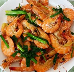 姜葱炒虾的做法家常_姜葱炒虾，鲜香下饭的家常美味！