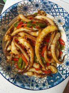 鱿鱼须用开水焯多久就熟_10秒焯鱿鱼，大火快炒弹牙香！