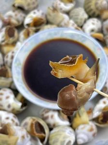 旺螺白灼要煮几分钟_清洗旺螺吐沙刷净，姜蒜蘸料白灼5-10分钟，壳口张肉鲜嫩