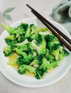 水煮西兰花几分钟熟_煮西兰花多试几次，脆嫩营养自己选！