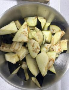 茄子为什么煮不熟_茄子易老硬？盐水泡或油炸，炖炒火候要掌握