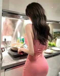 在厨房穿着短裙撅着屁股，展现厨艺的别样魅力与美味的秘密