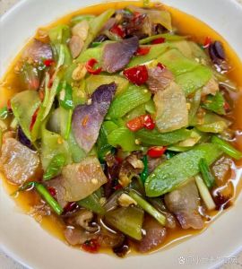 莴笋炒腊肉的家常做法_爽脆咸香家常菜